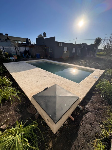 Piscina con escalones y piso atérmico al atardecer