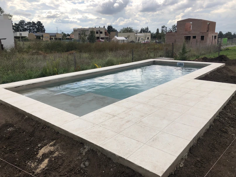 Piscina con amplia superficie exterior de piso atérmico