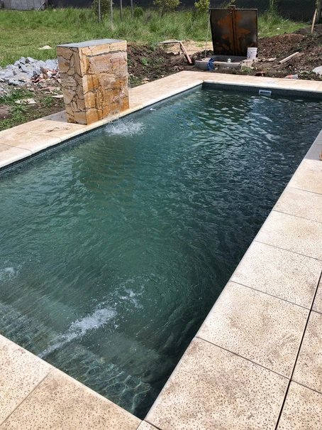 Piscina con revestimiento y borde exterior