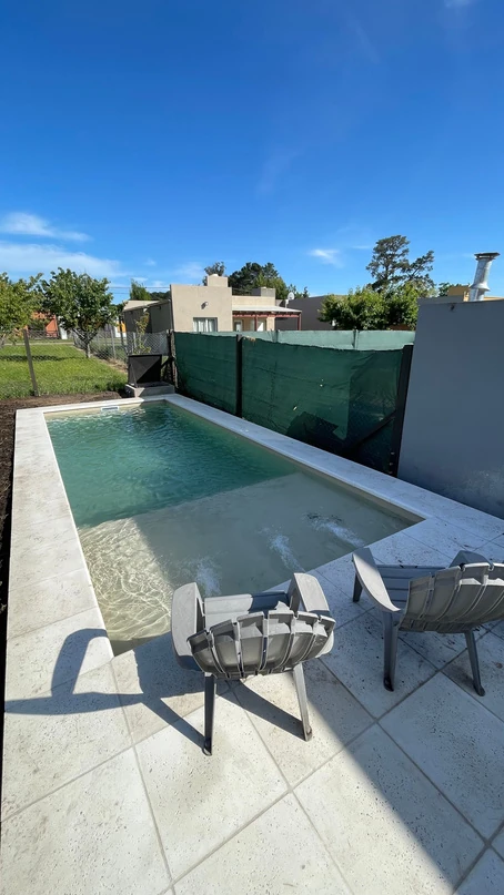 Piscina con solárium y mobiliario de jardín